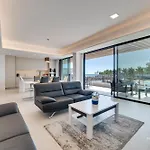 Luxury Beachfront 3br In Nereidas With Pools Gym Appartement Torremolinos